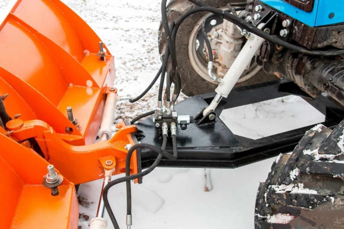 Отвал «Бабочка» для уборки снега на трактор МТЗ