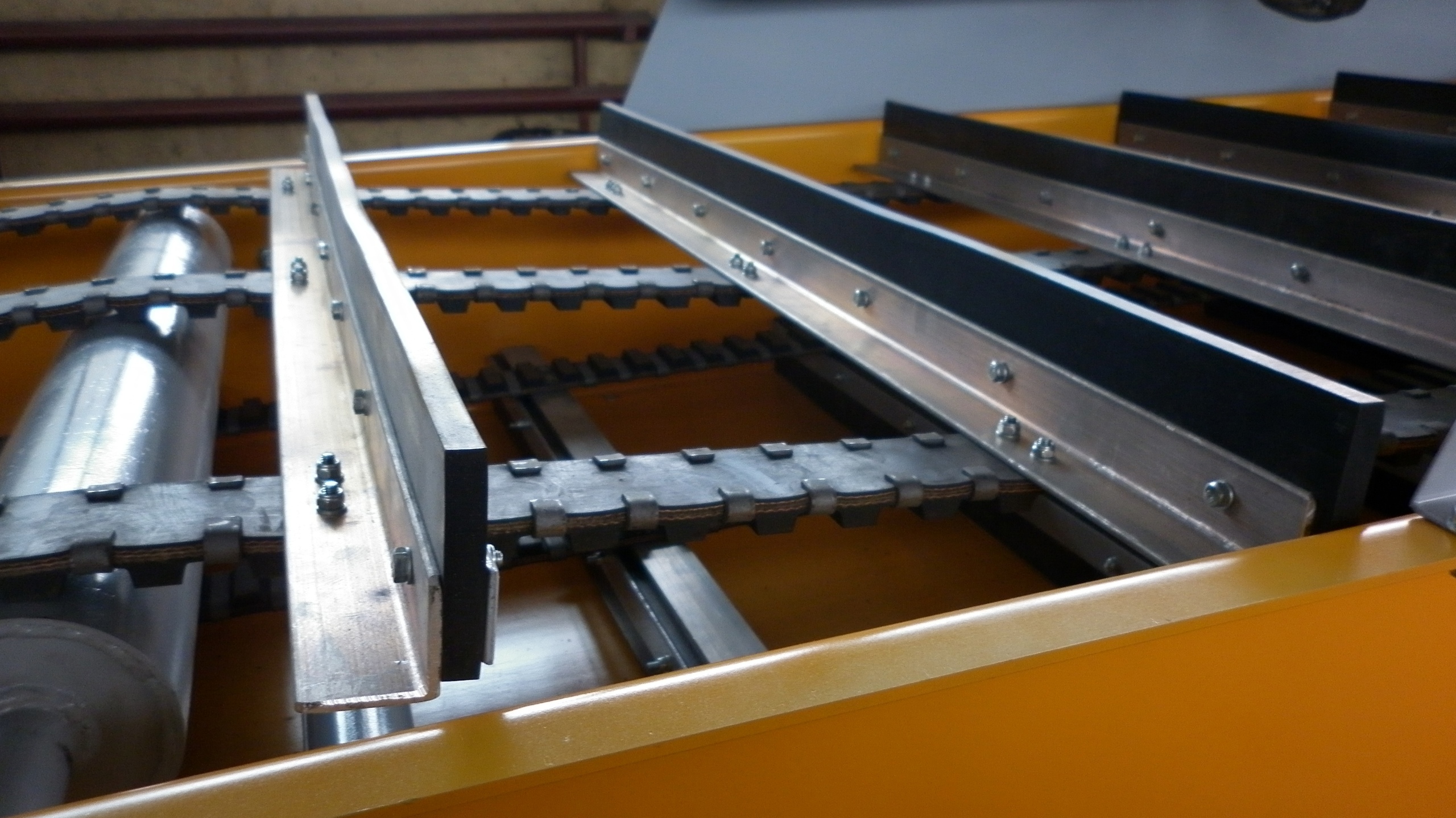 Уголок скребка элеватора в сборе (Магистраль, Broddway, МП-101)