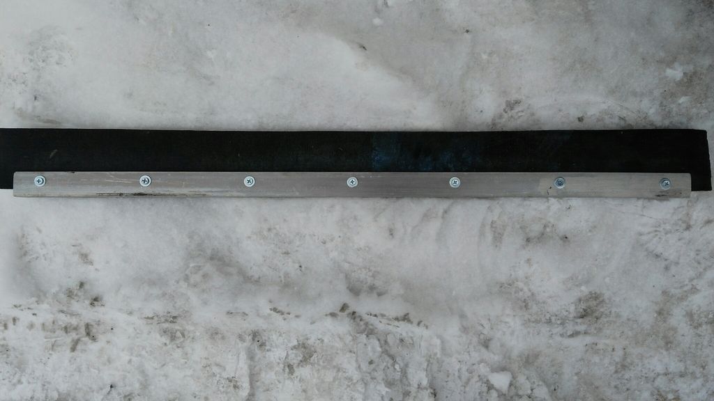 Уголок скребка элеватора в сборе (Магистраль, Broddway, МП-101)