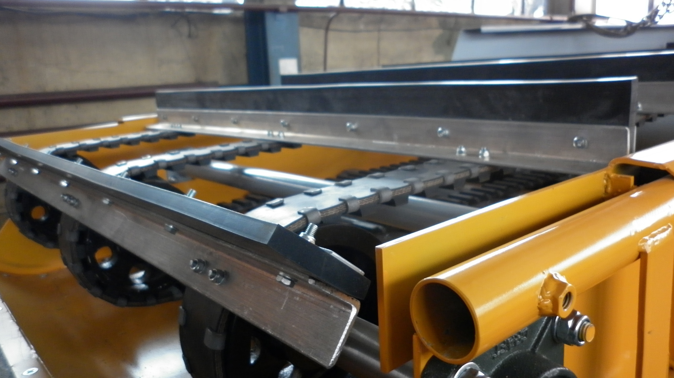 Уголок скребка элеватора в сборе (Магистраль, Broddway, МП-101)