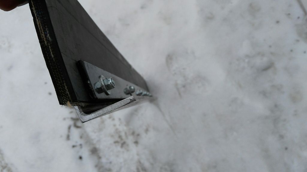 Уголок скребка элеватора в сборе (Магистраль, Broddway, МП-101)